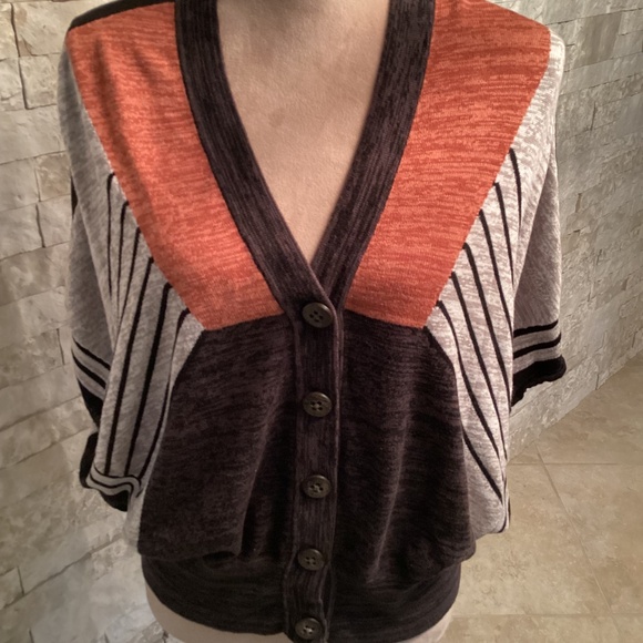 Left on Houston Color-Blocking Sweater - Picture 2 of 11